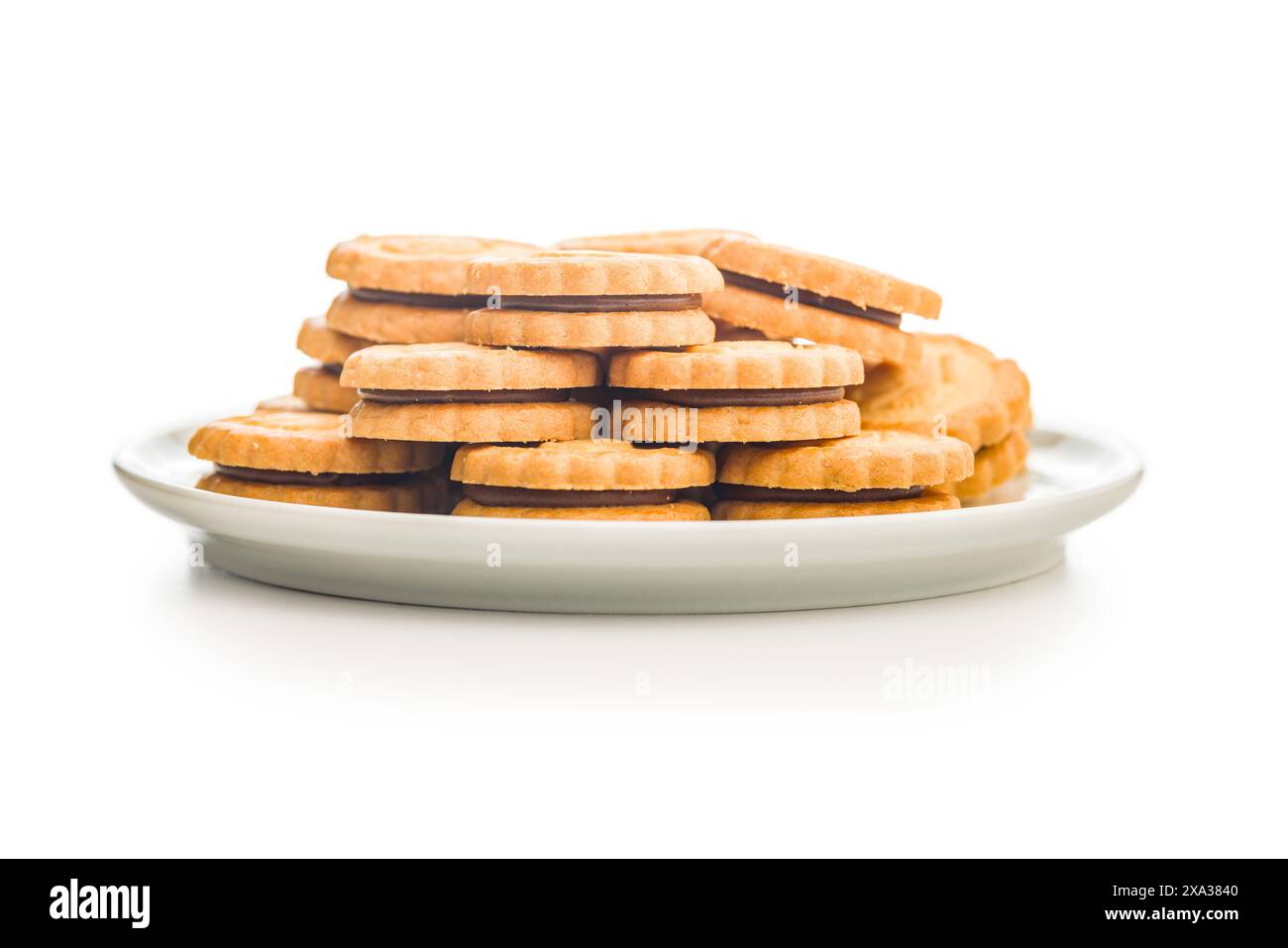 Sandwich con ripieno di panna su piastra isolato su fondo bianco. Foto Stock