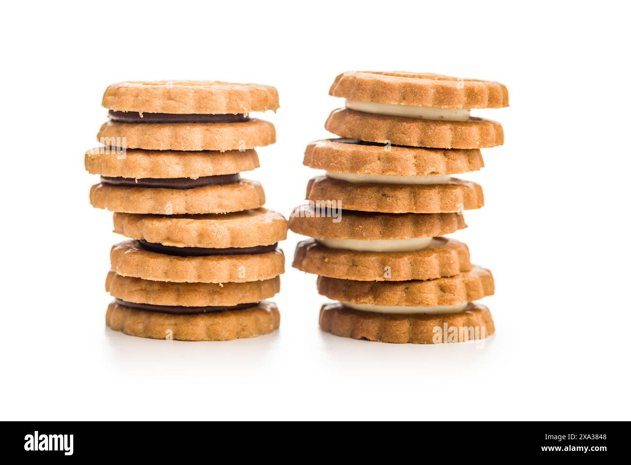 Sandwich con ripieno di panna isolato su sfondo bianco. Foto Stock