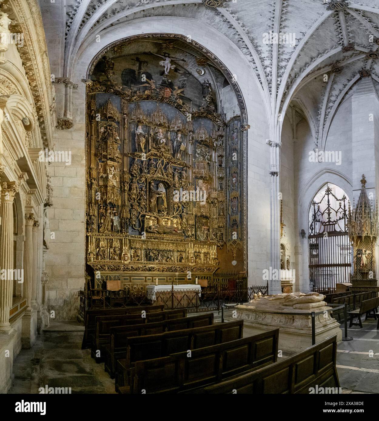 Burgos, Spagna - 14 aprile 2024: Elaborata pala dorata nella navata laterale della cattedrale di Burgos Foto Stock