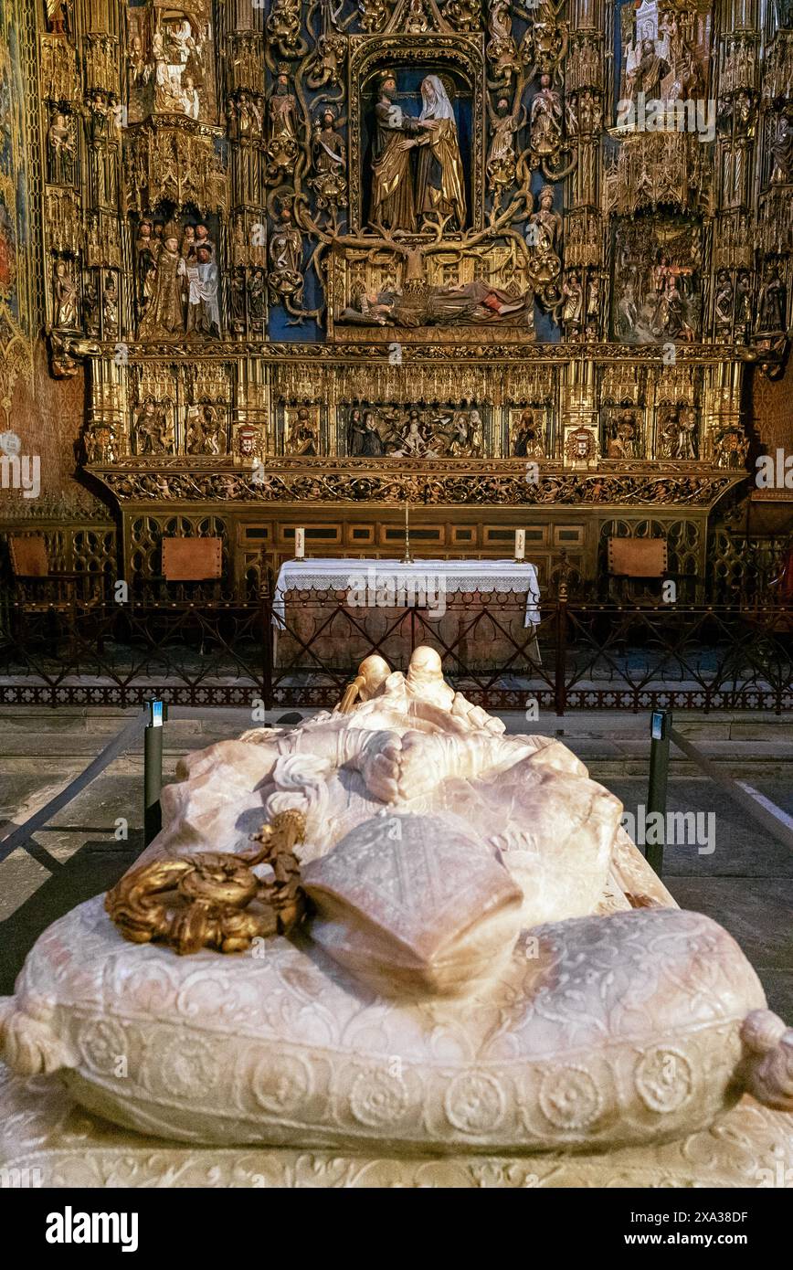 Burgos, Spagna - 14 aprile 2024: Tomba del vescovo e pala dorata nella cattedrale di Burgos Foto Stock