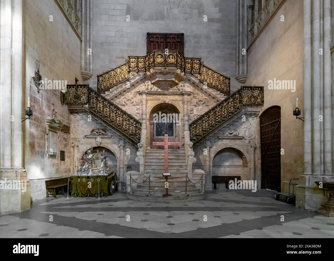 Burgos, Spagna - 14 aprile 2024: Vista delle scale dorate nella storica cattedrale di Burgos Foto Stock