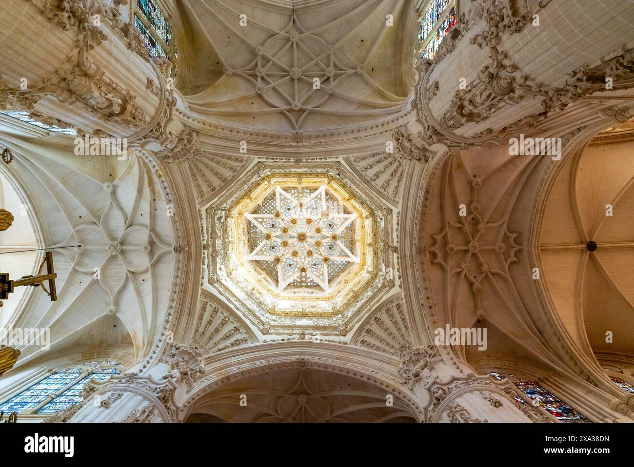 Burgos, Spagna - 14 aprile 2024: Veduta del soffitto ornato e della cupola della Cappella Conestabile nella storica Cattedrale di Burgos Foto Stock