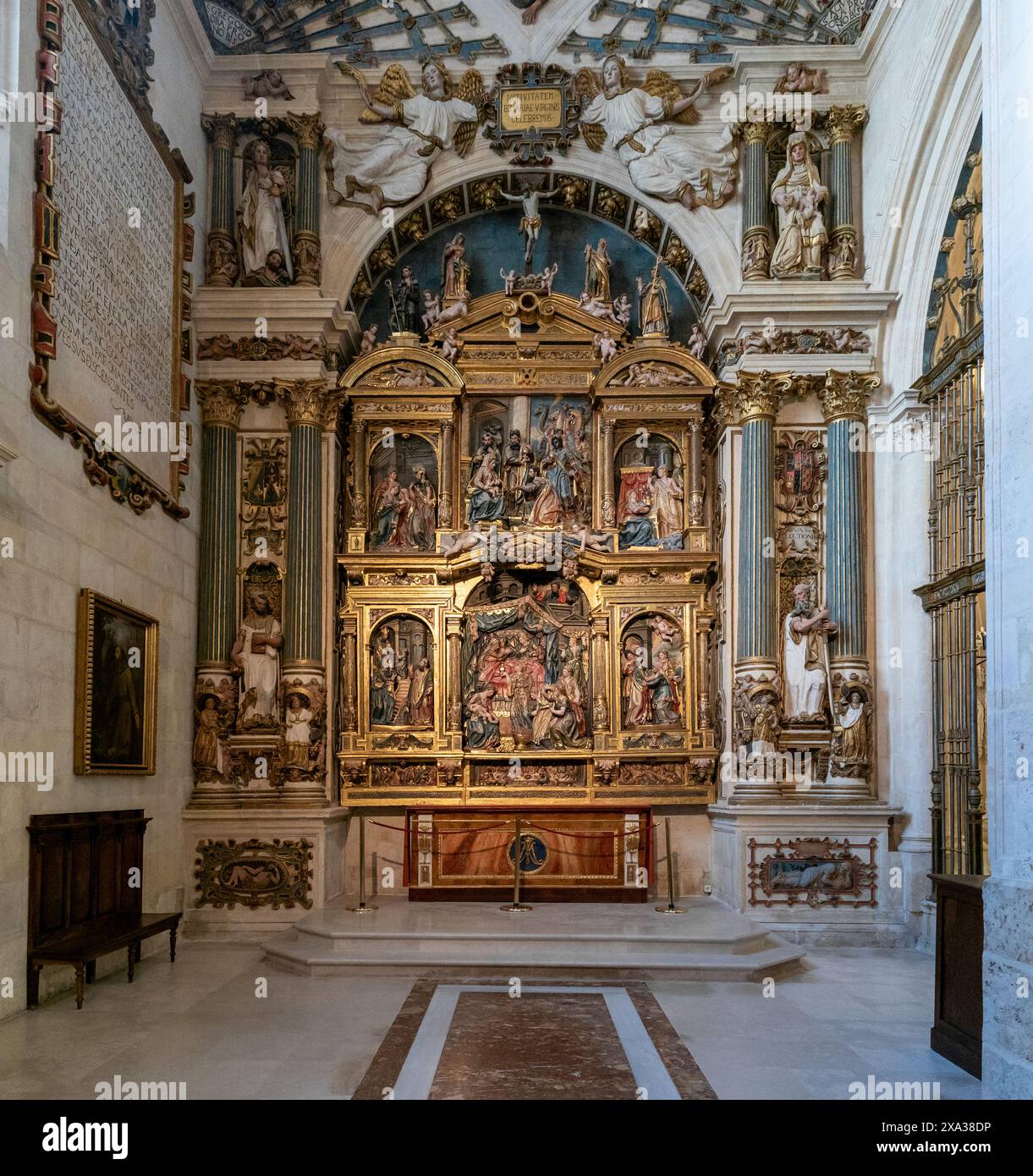 Burgos, Spagna - 14 aprile 2024: Veduta della pala d'altare della Cappella della Natività Foto Stock