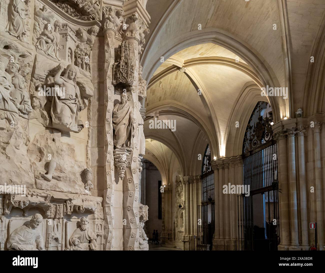 Burgos, Spagna - 14 aprile 2024: Vista dettagliata della scultura e dell'opera d'arte nel retrocoro della cattedrale di Burgos Foto Stock