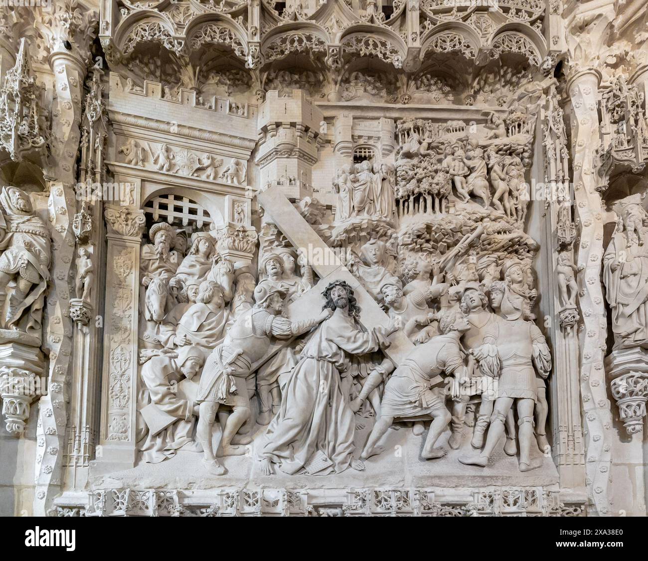 Burgos, Spagna - 14 aprile 2024: Scultura di Gesù che porta la croce sul muro del retrocoro della cattedrale di Burgos Foto Stock