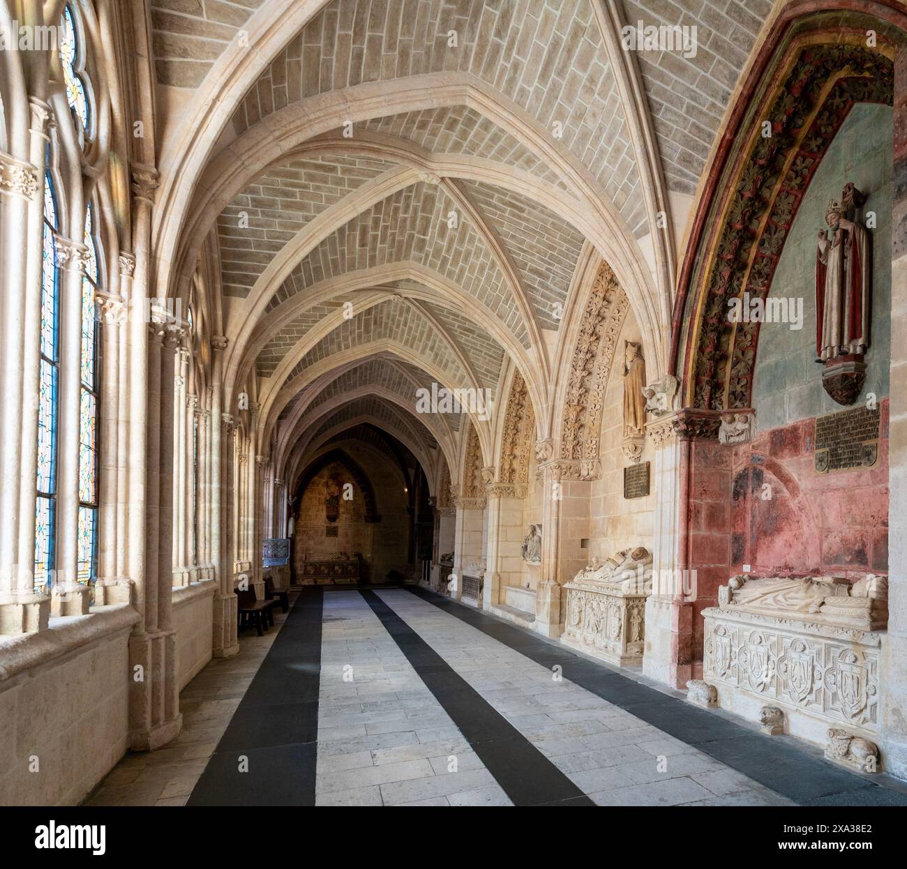 Burgos, Spagna - 14 aprile 2024: Vista del corridoio del chiostro nella cattedrale di Burgos Foto Stock