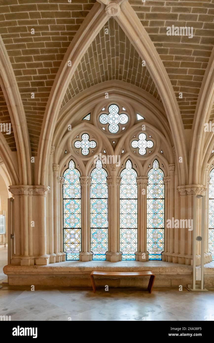 Burgos, Spagna - 14 aprile 2024: Veduta di una vetrata colorata nel corridoio del chiostro della Cattedrale di Burgos Foto Stock