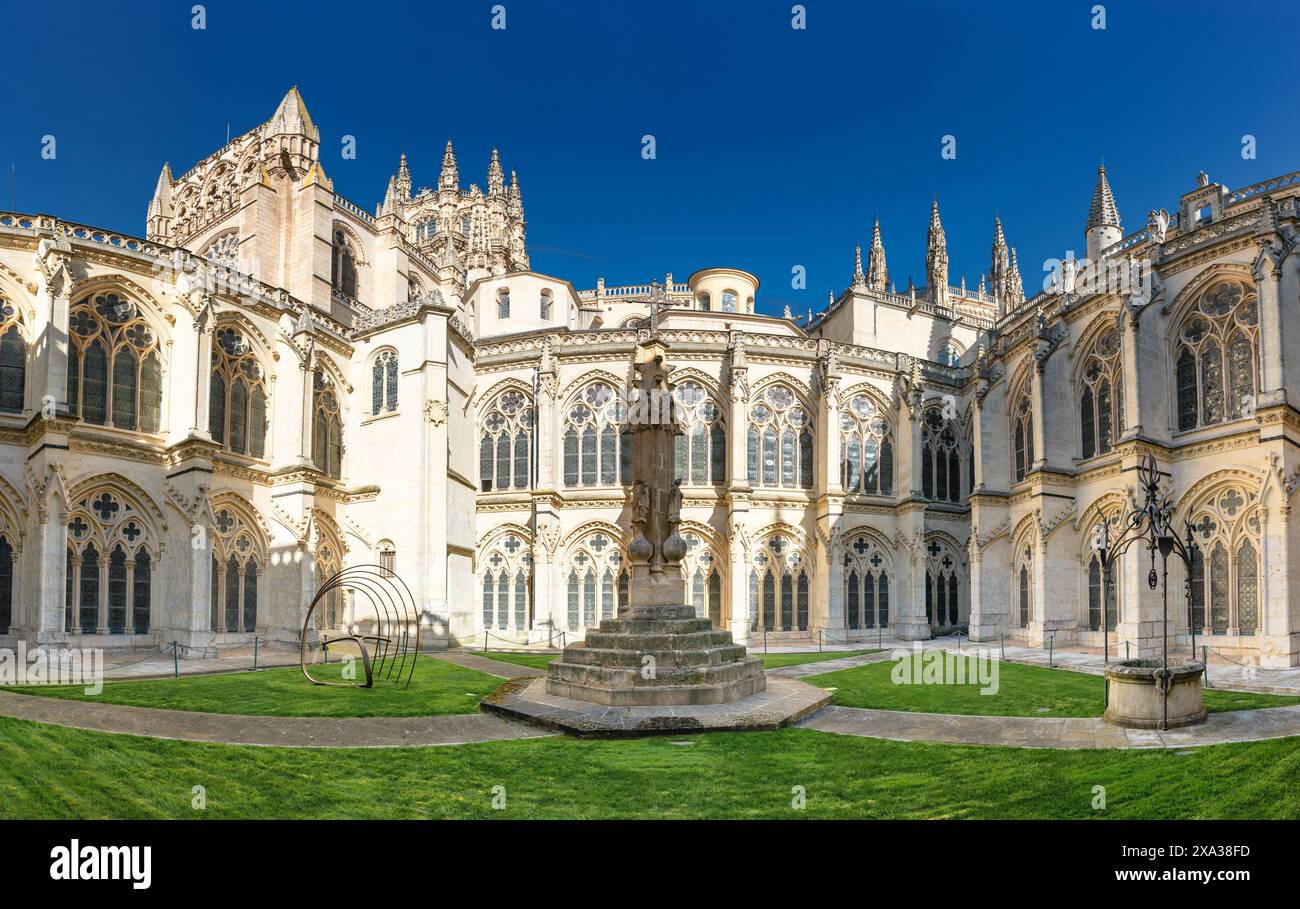 Burgos, Spagna - 14 aprile 2024: Vista panoramica del chiostro della storica cattedrale di Burgos Foto Stock