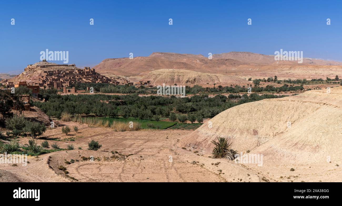 Ait Benhaddou, Marocco - 14 marzo 2024: Paesaggio panoramico del villaggio di Ait Benhaddou nel deserto marocchino Foto Stock