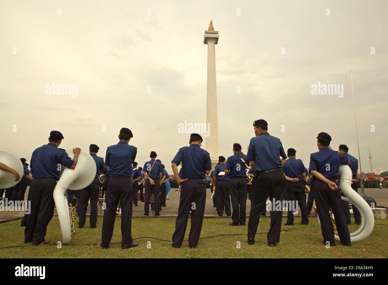 I membri del corpo musicale della squadra antincendio di Giacarta ricevono un briefing presso il Monumento Nazionale nel centro di Giacarta, Giacarta, Indonesia. Foto Stock