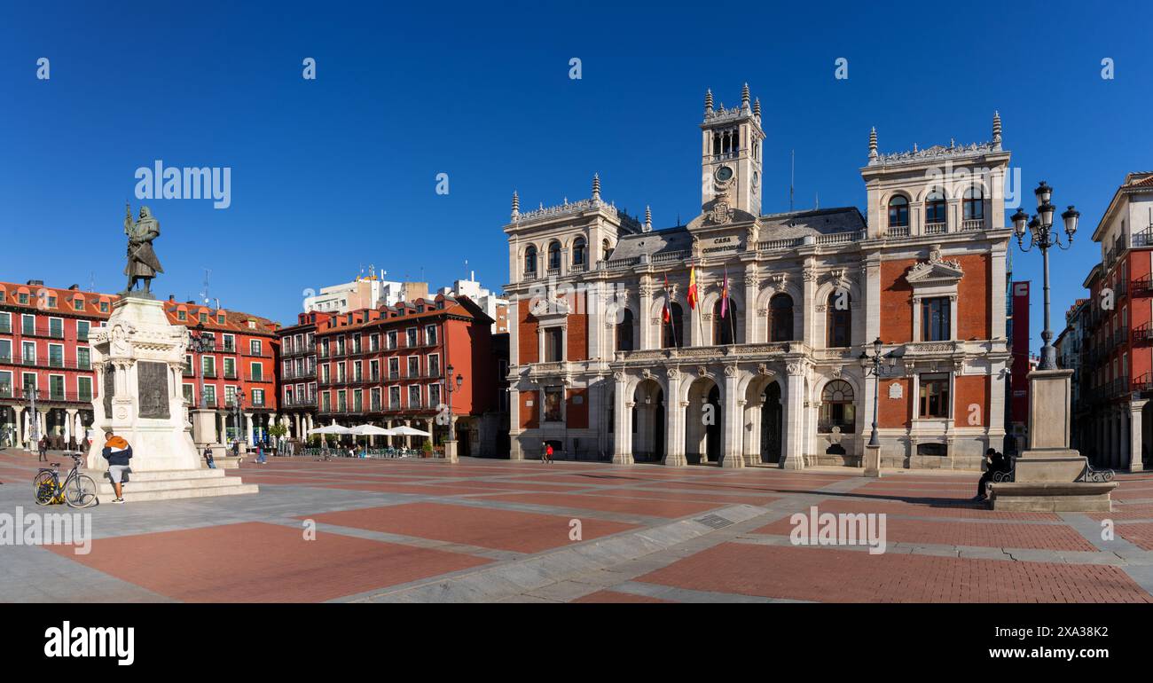 Valladolid, Spagna - 12 aprile 2024: Vista panoramica del municipio e della Plaza Mayor nel centro di Valladolid Foto Stock