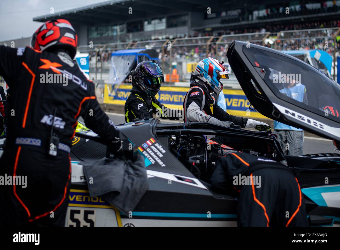 Max Hofer, Fabian Vettel (Doerr Motorsport, KTM X-Bow GT2, SP11, n. 55) in der Box, GER, 52. ADAC Ravenol 24h Nuerburgring, 24 Stunden Rennen, 01.06.2024 foto: Eibner-Pressefoto/Michael Memmler Foto Stock