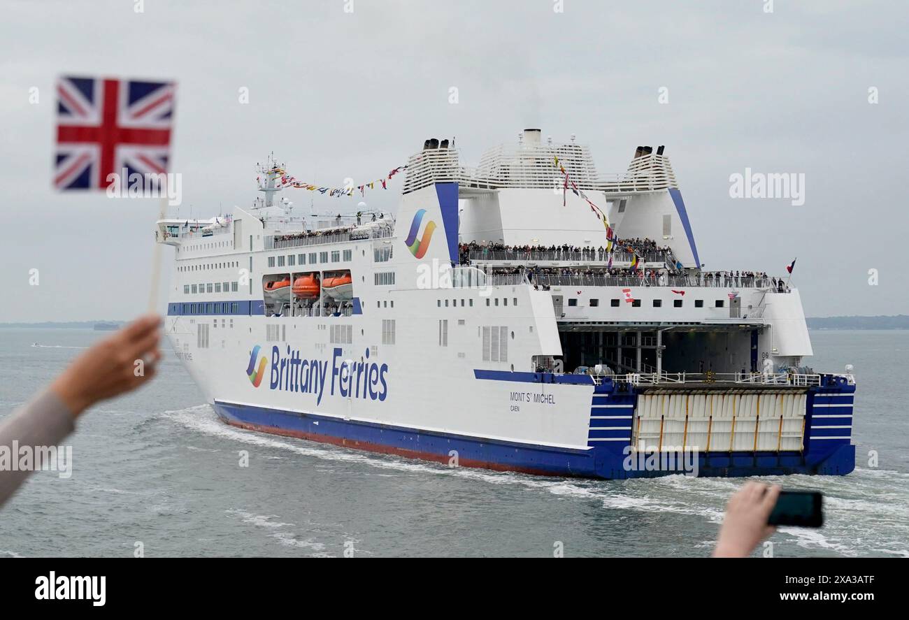 La nave Brittany Ferries Mont St Michel passa la Round Tower mentre salpa dal porto di Portsmouth nel Regno Unito a Ouistreham, a Caen, Francia, trasportando 31 veterani del D-Day e della Normandia che viaggiano con la Royal British Legion e lo Spirit of Normandy Trust per prendere parte alle commemorazioni in occasione del 80° anniversario del D-Day. Data foto: Martedì 4 giugno 2024. Foto Stock