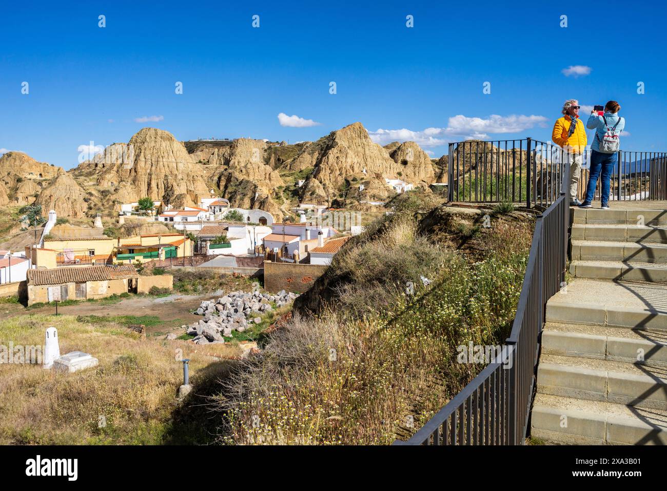 Guadix, turisti nel punto panoramico di padre Poveda, Geopark di Granada, provincia di Granada, Andalusia, Spagna Foto Stock