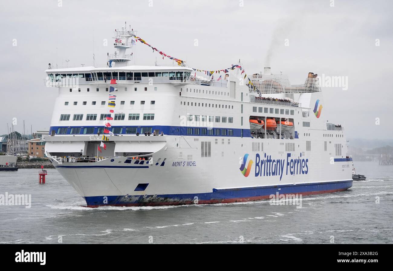 La nave Brittany Ferries Mont St Michel passa la Round Tower mentre salpa dal porto di Portsmouth nel Regno Unito a Ouistreham, a Caen, Francia, trasportando 31 veterani del D-Day e della Normandia che viaggiano con la Royal British Legion e lo Spirit of Normandy Trust per prendere parte alle commemorazioni in occasione del 80° anniversario del D-Day. Data foto: Martedì 4 giugno 2024. Foto Stock