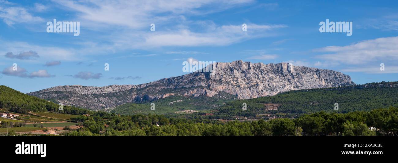 Vista panoramica sulle montagne Sainte-Victoire, una cresta calcarea di 18 km a Bouches-du-Rhône e Var, nel sud della Francia, ispirò Cézanne e molti altri artisti Foto Stock