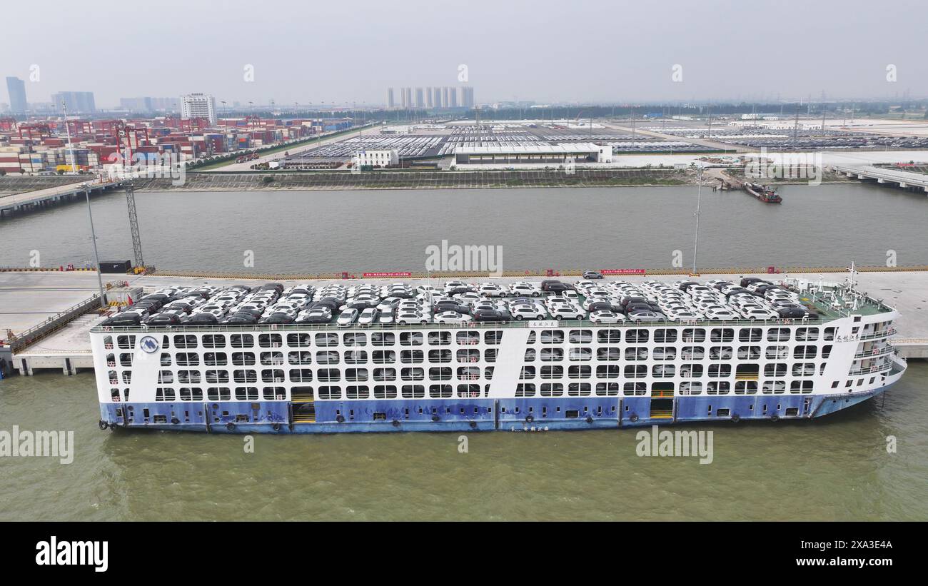 SUZHOU, CINA - 4 GIUGNO 2024 - Un lotto di auto sta per essere trasferito in città lungo il fiume Yangtze per la vendita al Taicang Port Automobile Foto Stock