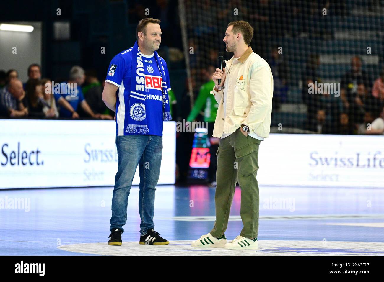 Hallensprecher Dirk Hartmann (links) begruesst VfL Gummersbach Neuzugang Kentin Mahe Handball, 1. Bundesliga, VfL Gummersbach contro FRISCH AUF Goeppingen, 34. Spieltag, Schwalbe Arena Gummersbach, 02.06.2024 foto: Eibner-Pressefoto/Juergen Augst Foto Stock