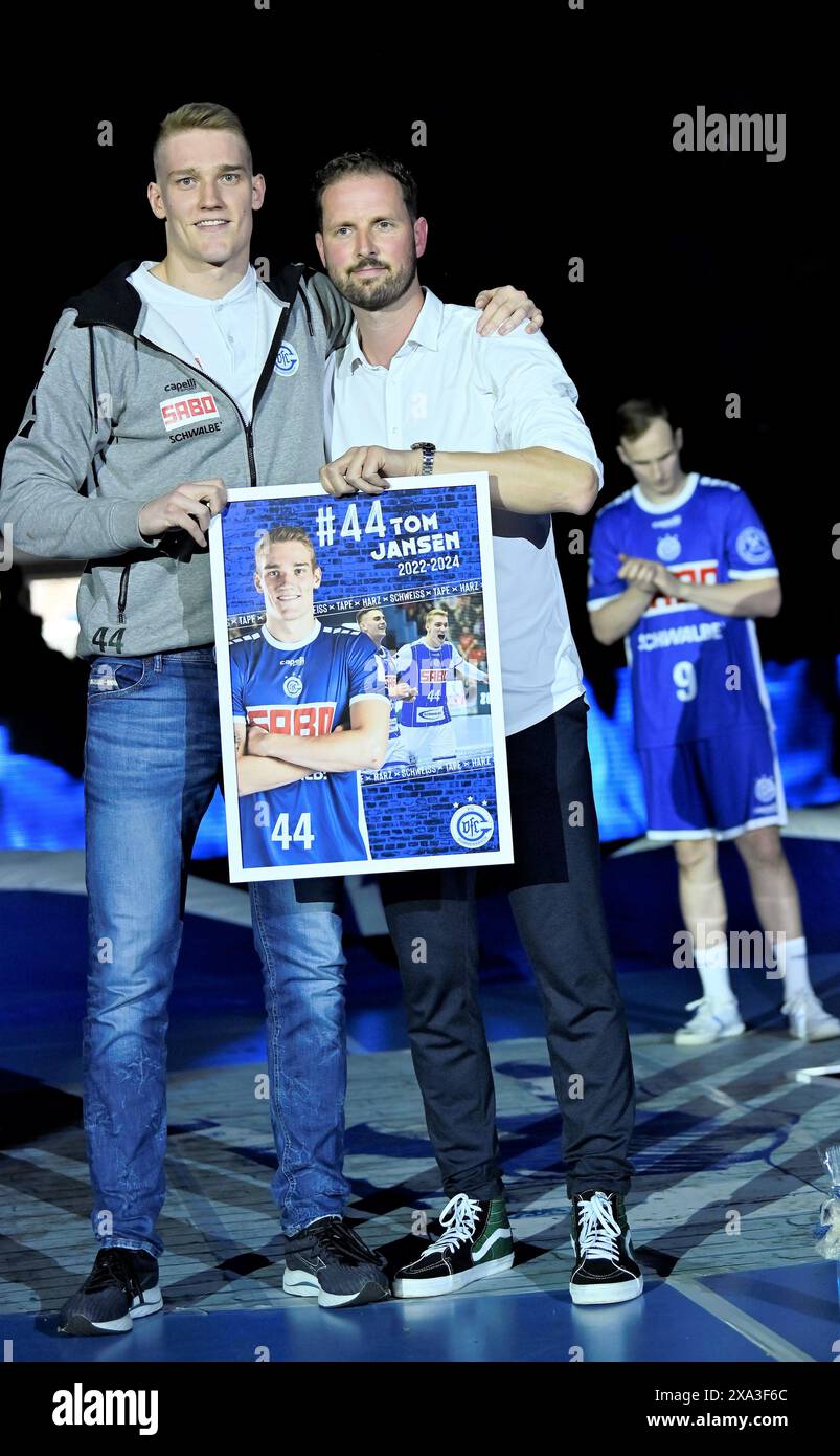 VFL Geschaeftsfuehrer Christoph Schindler verabschiedetTom Jansen (VfL Gummersbach 44) nach der Spielzeit 2023/24 Handball, 1. Bundesliga, VfL Gummersbach contro FRISCH AUF Goeppingen, 34. Spieltag, Schwalbe Arena Gummersbach, 02.06.2024 foto: Eibner-Pressefoto/Juergen Augst Foto Stock