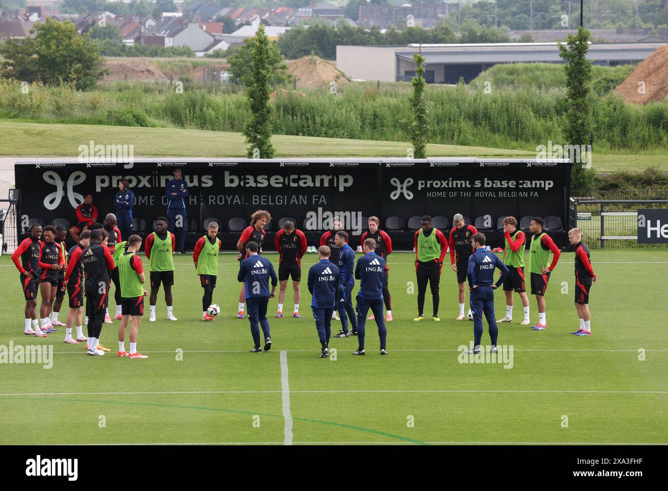 Tubize, Belgio. 4 giugno 2024. I giocatori e lo staff del Belgio sono stati fotografati durante una sessione di allenamento della nazionale belga di calcio Red Devils, presso il centro di allenamento della Royal Belgian Football Association a Tubize, martedì 04 giugno 2024. Domani i Red Devils giocheranno un'amichevole contro il Montenegro, in preparazione dei prossimi Campionati europei di Euro 2024 in Germania. BELGA PHOTO VIRGINIE LEFOUR credito: Belga News Agency/Alamy Live News Foto Stock