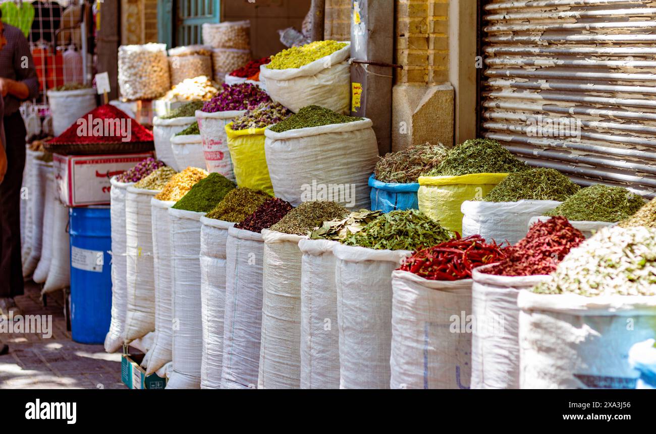 Negozio di erbe vicino al bazar Vakil, Shiraz, Iran. Foto Stock