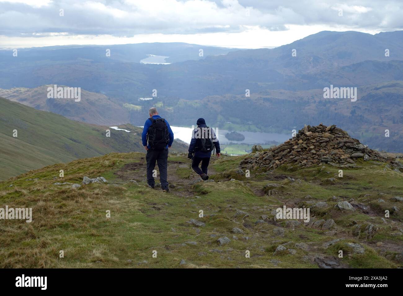 Uomini (escursionisti) a piedi dalla cima del Wainwright 'Great Rigg' sul Fairfield Horseshoe nel Lake District National Park, Cumbria, Inghilterra. Foto Stock