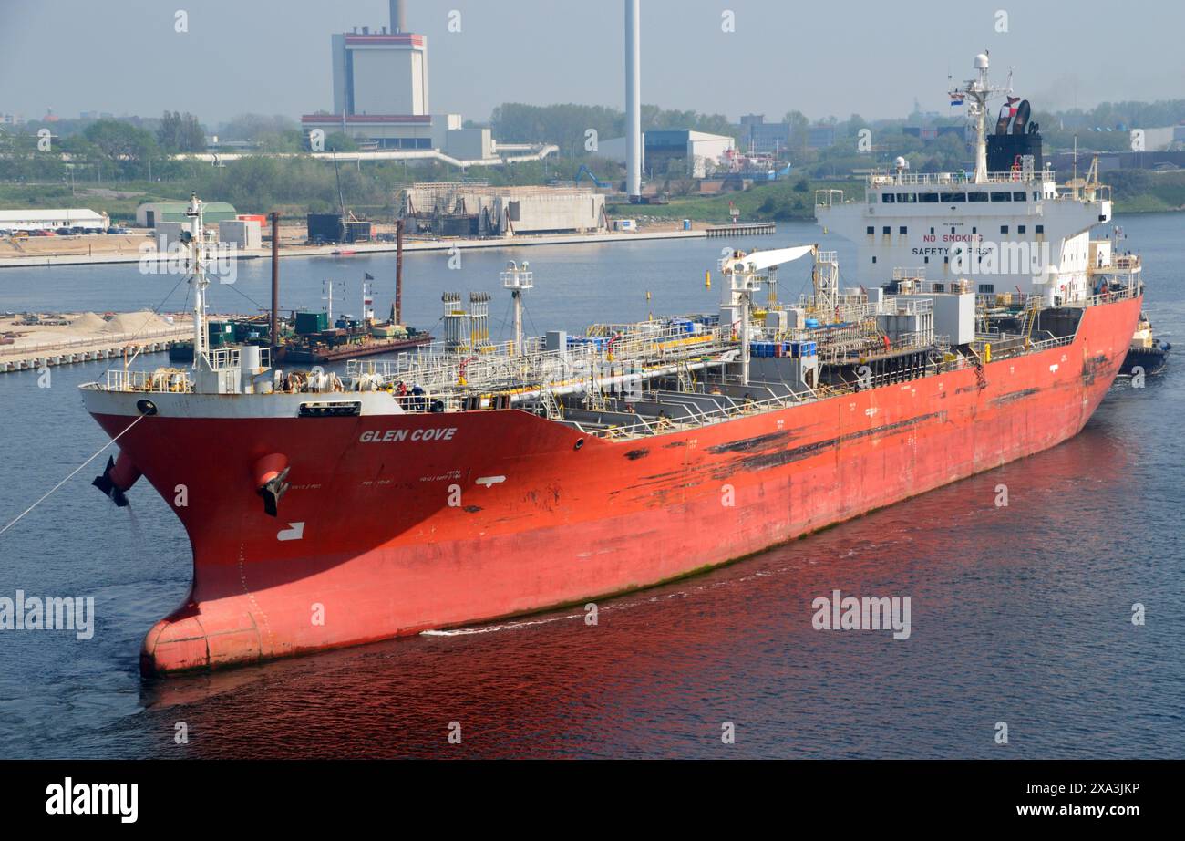 La petroliera per prodotti chimici/petroliferi di GLEN COVE diretta alle chiuse marittime di IJmuiden sul Canale del Mare del Nord (Noordzeekanaal) ad Amsterdam, Paesi Bassi, UE, Foto Stock