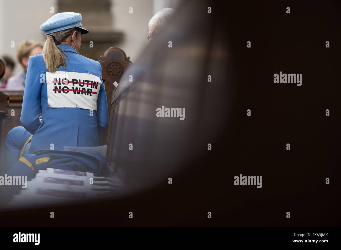 Berlino, Germania. 4 giugno 2024. Una donna indossa una giacca con l'iscrizione "No Putin No War" durante un servizio nella chiesa di Santa Maria per il politico russo dell'opposizione Alexei Navalny il giorno del suo compleanno. Navalny morì a febbraio in un campo di prigionia russo a nord del Circolo Polare Artico. I suoi sostenitori parlano di omicidio. Crediti: Sebastian Christoph Gollnow/dpa/Alamy Live News Foto Stock
