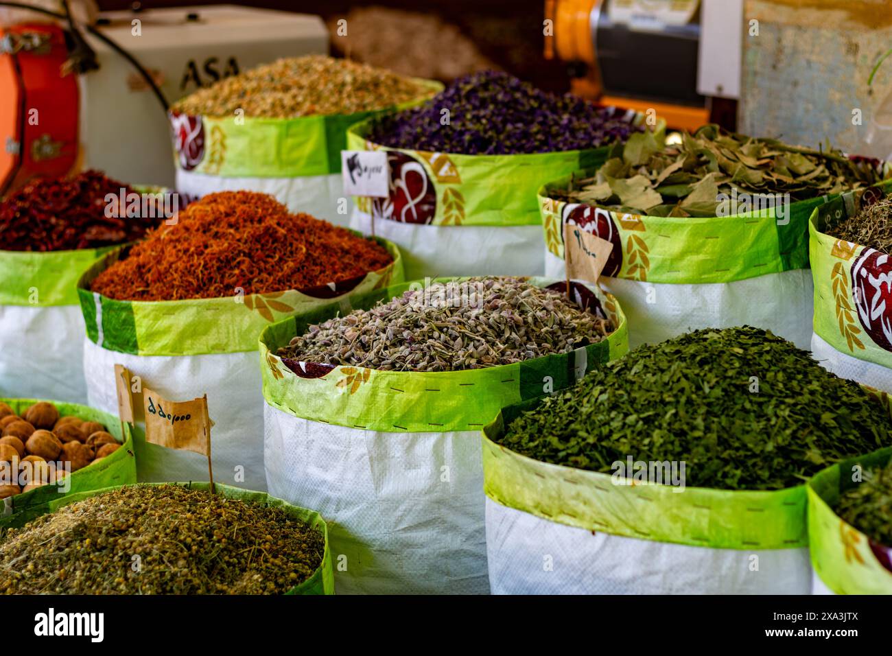 Vetrina di un tradizionale negozio di erbe nel bazar Vakil, Shiraz, Iran. Foto Stock