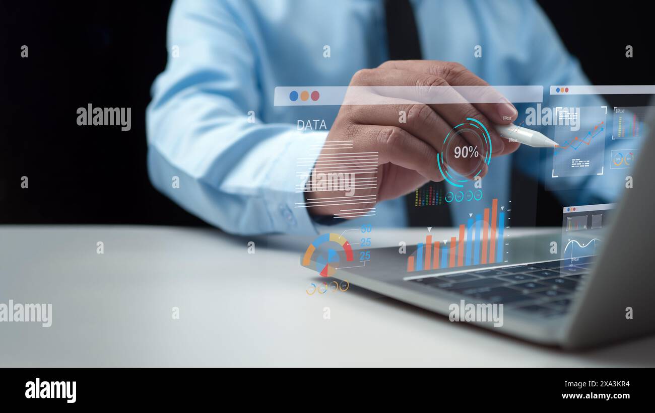 L'uomo d'affari utilizza i computer per analizzare le attività aziendali e gestire i dati aziendali, l'analisi aziendale con grafici, metriche e KPI per migliorare la pe organizzativa Foto Stock