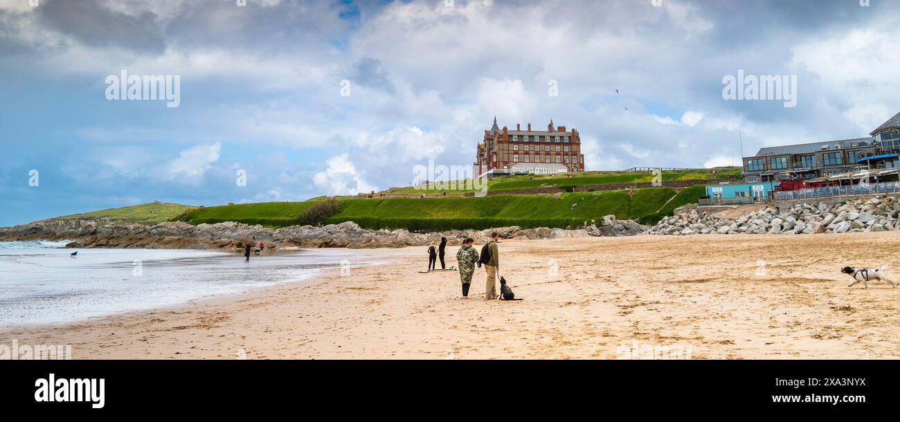 Un'immagine panoramica dell'iconico Headland Hotel che si affaccia sulla spiaggia Fistral di Newquay in Cornovaglia nel Regno Unito. Foto Stock