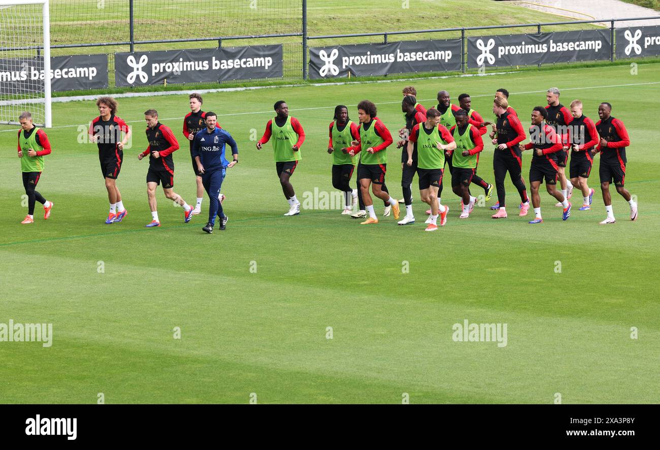 Tubize, Belgio. 4 giugno 2024. Giocatori belgi nella foto all'inizio di una conferenza stampa della nazionale belga di calcio Red Devils, presso il centro di allenamento della Royal Belgian Football Association a Tubize, martedì 04 giugno 2024. Domani i Red Devils giocheranno un'amichevole contro il Montenegro, in preparazione dei prossimi Campionati europei di Euro 2024 in Germania. BELGA PHOTO VIRGINIE LEFOUR credito: Belga News Agency/Alamy Live News Foto Stock