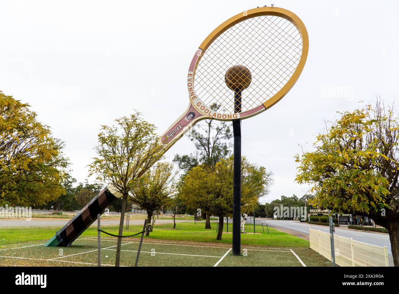 Barellan New South Wales, Australia 4 giugno 2024, The Big Dunlop Tennis Racquet in riconoscimento di Evonne Goolagong Cawley. Foto Stock