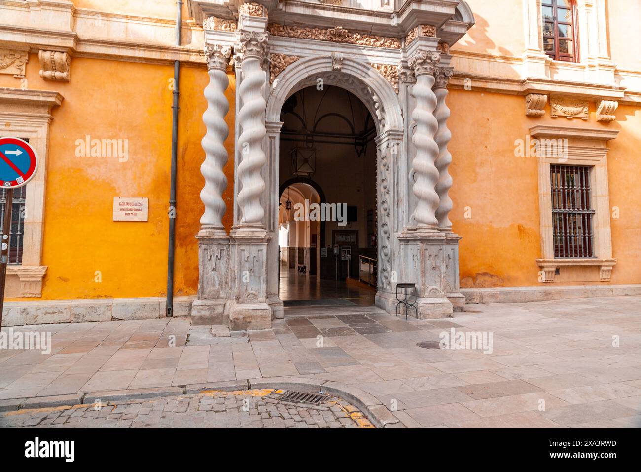 Granada, Spagna - 26 febbraio 2022: Ingresso alla Facoltà di giurisprudenza dell'Università di Granada in Andalusia, Spagna. Foto Stock