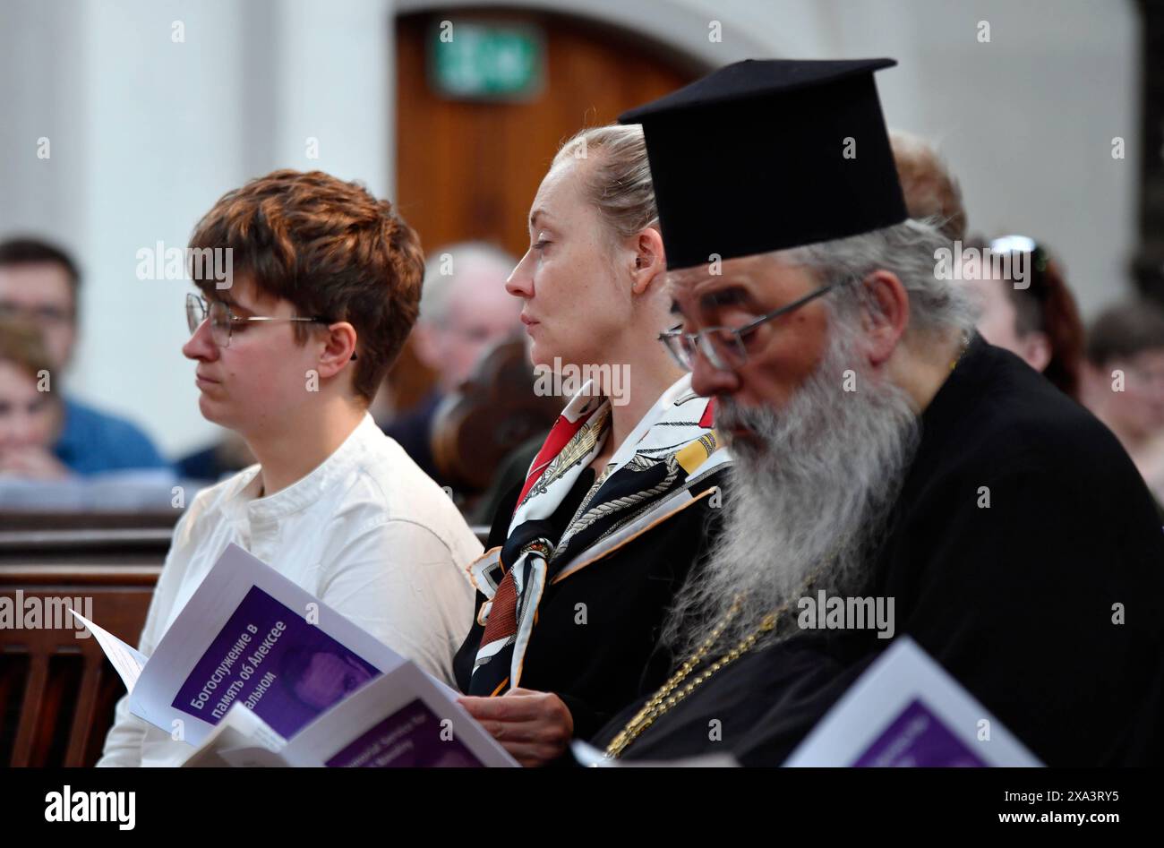 Gedenkgottesdienst fuer Alexei Nawalny 4. Juni 2024 in der St. Marienkirche a Berlino foto vom 04.06.2024: An dem Gottesdienst in Berlin nehmen auch v.l.n.r. Die Praeses der Synode der EKD, Anna-Nicole Heinrich, Nawalnys Ehefrau Julia Nawalnaja, und der Vorsitzende der Arbeitsgemeinschaft Christlicher Kirchen, Erzpriester Radu constantil, Miron. Siehe epd-Meldung vom 04.06.2024 SOLO USO EDITORIALE *** servizio commemorativo per Alexei Navalny il 4 giugno 2024 nella Chiesa di S. Maria a Berlino foto dal 04 06 2024 al servizio a Berlino parteciperà anche, da sinistra a destra, il presidente di Foto Stock