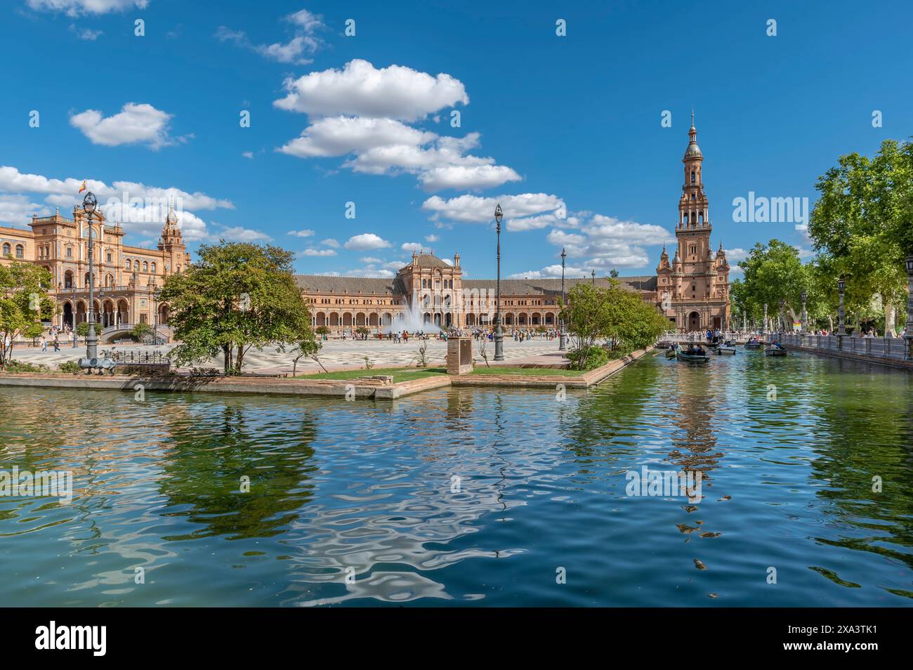 Le architetture di Plaza de España a Siviglia, in Spagna, si riflettono nello stagno con le barche Foto Stock