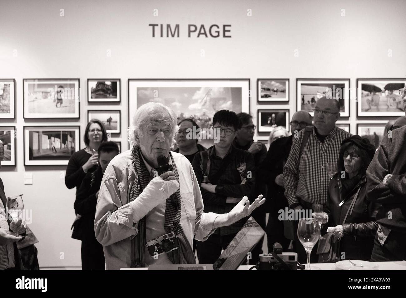 Il fotografo Tim Page parla al pubblico in occasione dell'apertura della sua mostra fotografica alla Leica Shop Gallery nella QVB di Sydney Foto Stock