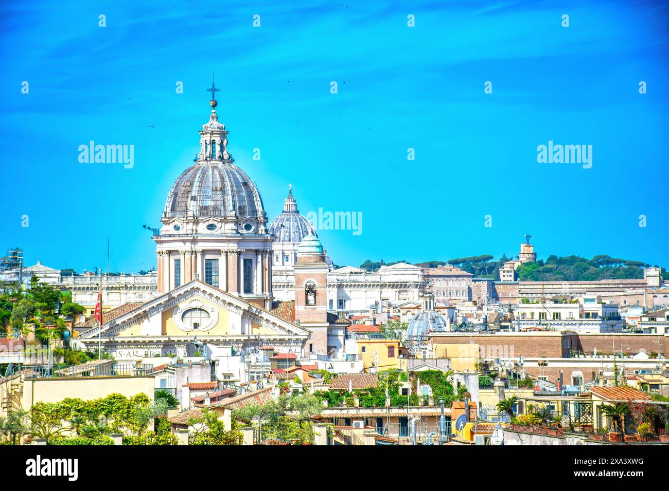 Panorama dello skyline di Roma da Piazza di Spagna (la Chiesa della Santissima Trinità dei Monti) con la cupola della cattedrale di San Pietro sullo sfondo in una giornata estiva Foto Stock