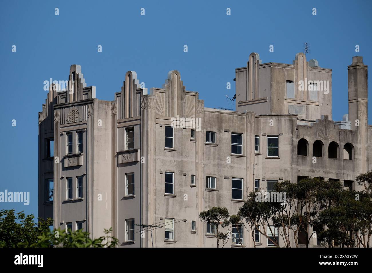 Elizabeth Bay, Sydney, dettagli Art Deco piani superiori del blocco appartamenti, motivo dell'alba di Adereham Hall, glifo decorativo in stile Maya sul suo parapetto superiore Foto Stock