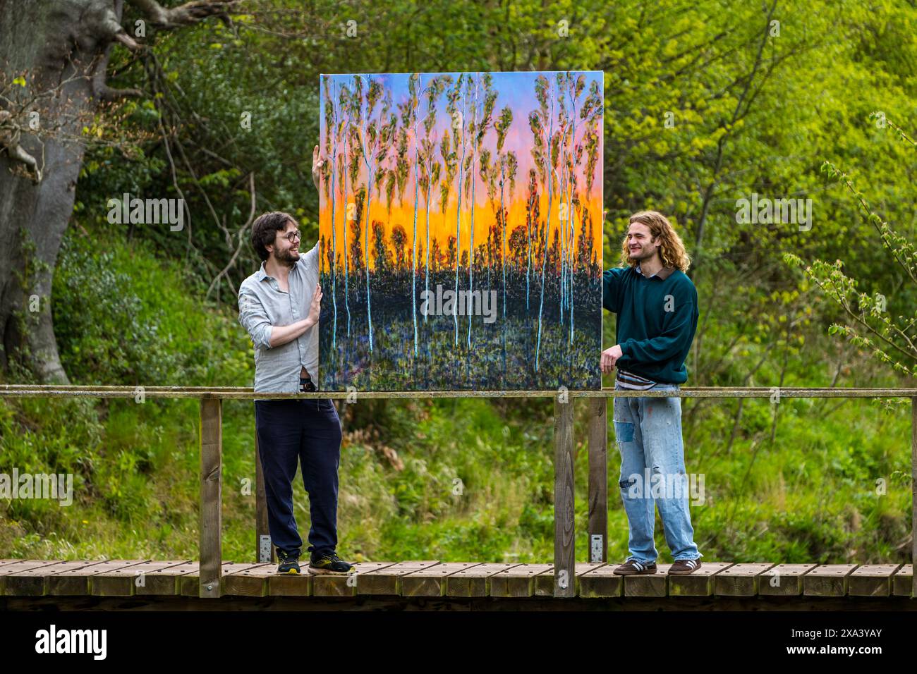 L'artista Joe Grieve con uno dei suoi grandi dipinti colorati alla prima mostra d'arte alla Colstoun House, East Lothian, Scozia, Regno Unito Foto Stock