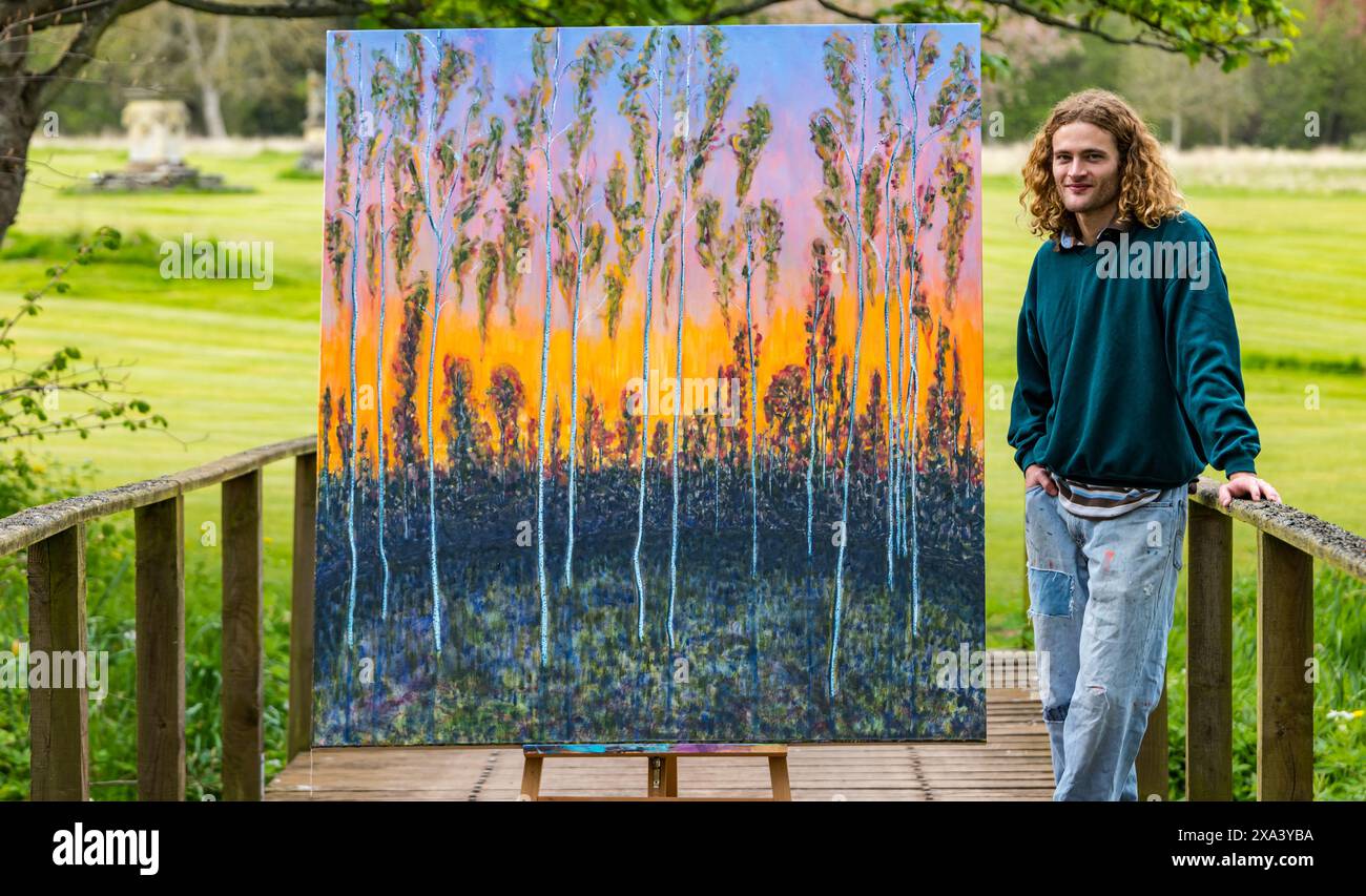 L'artista Joe Grieve con uno dei suoi grandi dipinti colorati alla prima mostra d'arte alla Colstoun House, East Lothian, Scozia, Regno Unito Foto Stock