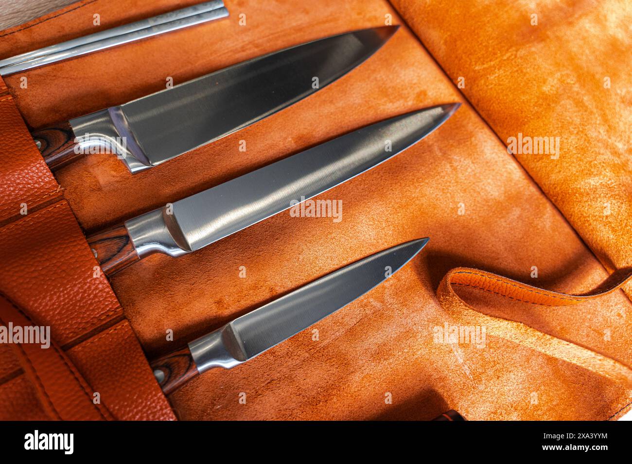 Un set di coltelli da cuoco professionali in una custodia in pelle. Primo piano. Foto di alta qualità Foto Stock