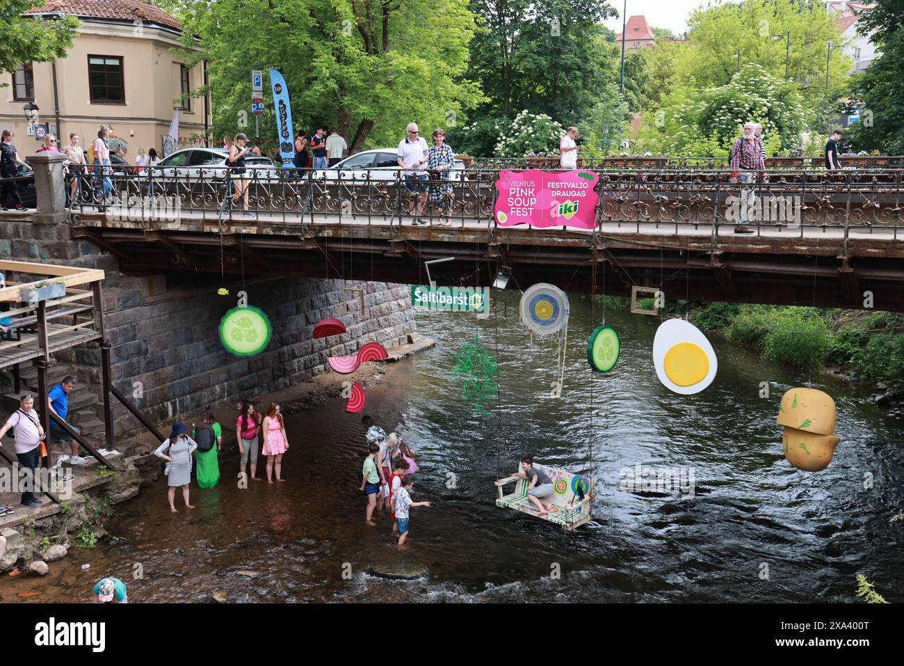 Vilnius, Lituania - festival che celebra la zuppa rosa (Saltibarsciai) in Uzupis Lituania mette in evidenza gli ingredienti principali della popolare zuppa fredda Foto Stock