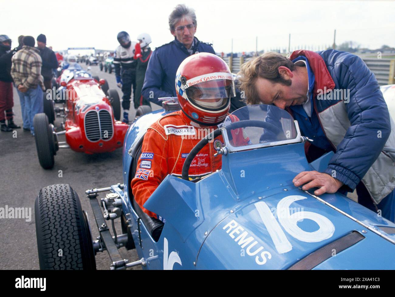 Un'ERA R5B "Remus", una classica auto sportiva da corsa d'epoca (blu) guidata da Ludovic Lindsay. Alle spalle della Remus, Valentine Lindsay nella Maserati da 6CM. Membri della storica Grand Prix Cars Association al circuito di Silverstone Towcester. Towcester, Northampton, Inghilterra intorno agli anni '1991 1990 UK HOMER SYKES Foto Stock