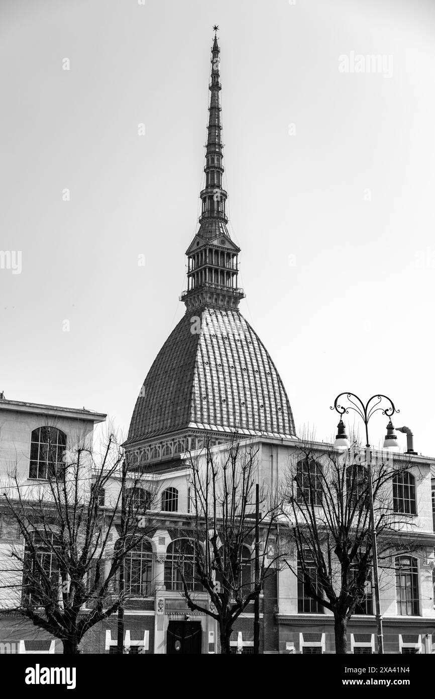 Torino, Italia - 28 marzo 2022: La Mole Antonelliana, un importante edificio di riferimento a Torino, che ospita il Museo Nazionale del Cinema, il più alto senza rinforzo Foto Stock