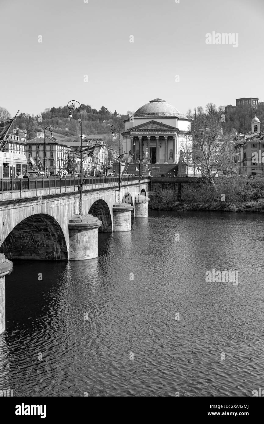 Torino, Italia - 28 2022 marzo: Il Ponte Vittorio Emanuele i è un ponte che attraversa il po, nella zona orientale del ​​the centro di Torino. Foto Stock