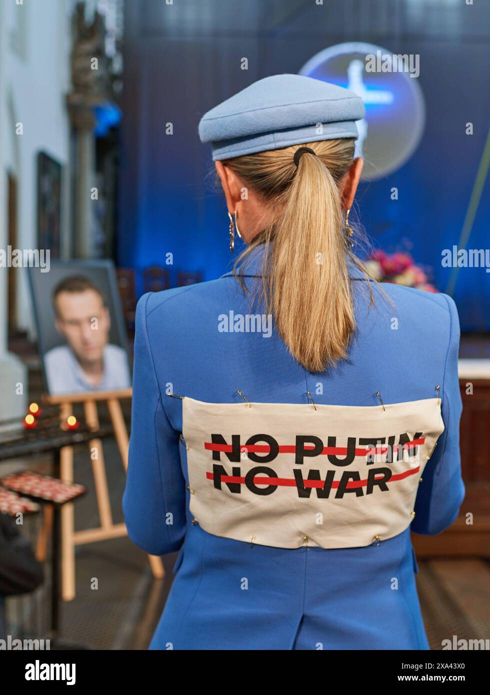 Gedenkgottesdienst fuer Alexei Nawalny 4. Juni 2024 in der St. Marienkirche a Berlino im foto vom 04.06.2024: Eine Gottesdienstbesucherin Hat auf ihrer Jacke ein Stueck Stoff mit der Aufschrift No Putin No War befestigt. Weggefaehrtinnen und Weggefaehrten von Alexei Nawalny erinnerten aus Anlass Seines Geburtstage an Sein Leben. Siehe epd-Meldung vom 04.06.2024 SOLO USO EDITORIALE *** servizio commemorativo per Alexei Navalny il 4 giugno 2024 presso la chiesa di St. Marys a Berlino nella foto del 04 06 2024 Un abitante ha un pezzo di stoffa con l'iscrizione No Putin No War attaccata alla sua giacca Comp Foto Stock