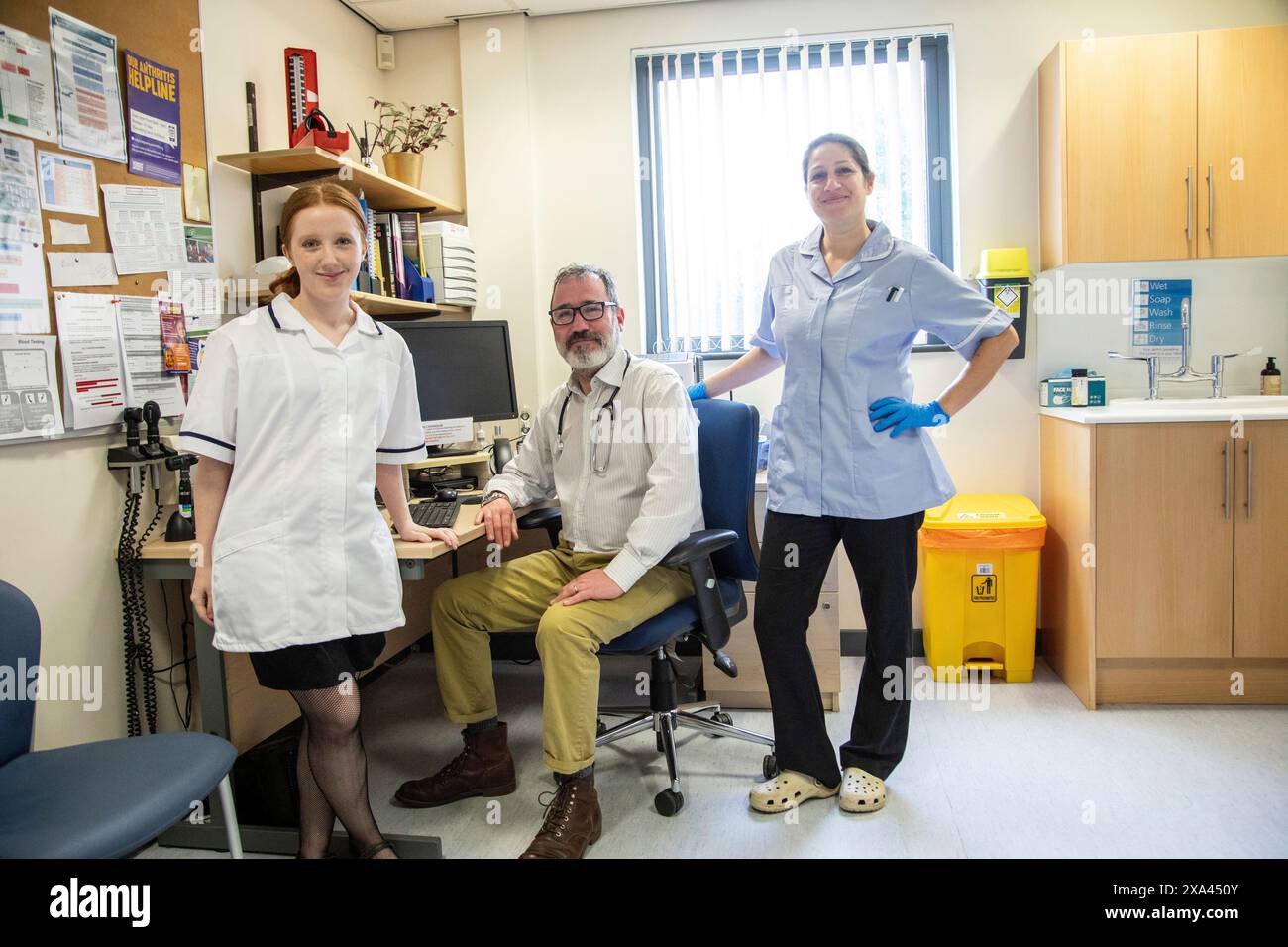 Personale medico in un ambiente di ufficio in uno studio medico Foto Stock