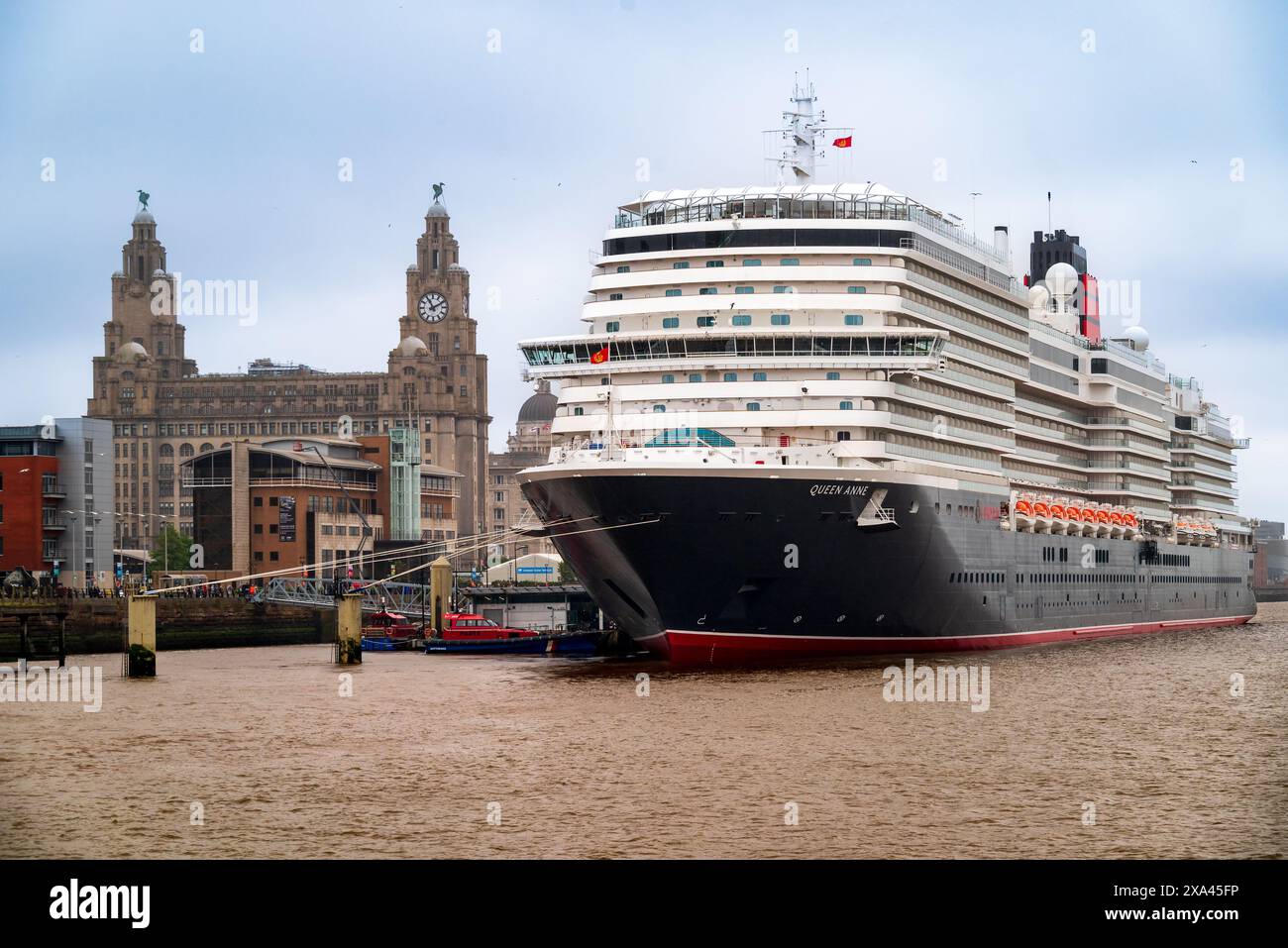 Nuova nave da crociera Cunard Queen Anne a Liverpool per la cerimonia del nome il 3 luglio 2024 presso l'edificio Royal Liver. Foto Stock