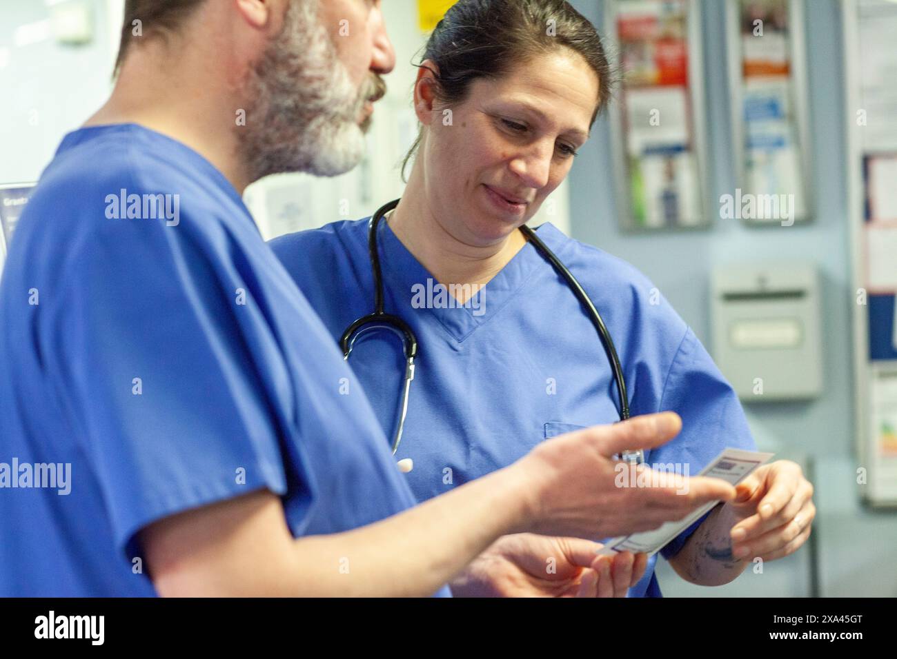 Operatori sanitari che discutono in uno studio medico Foto Stock